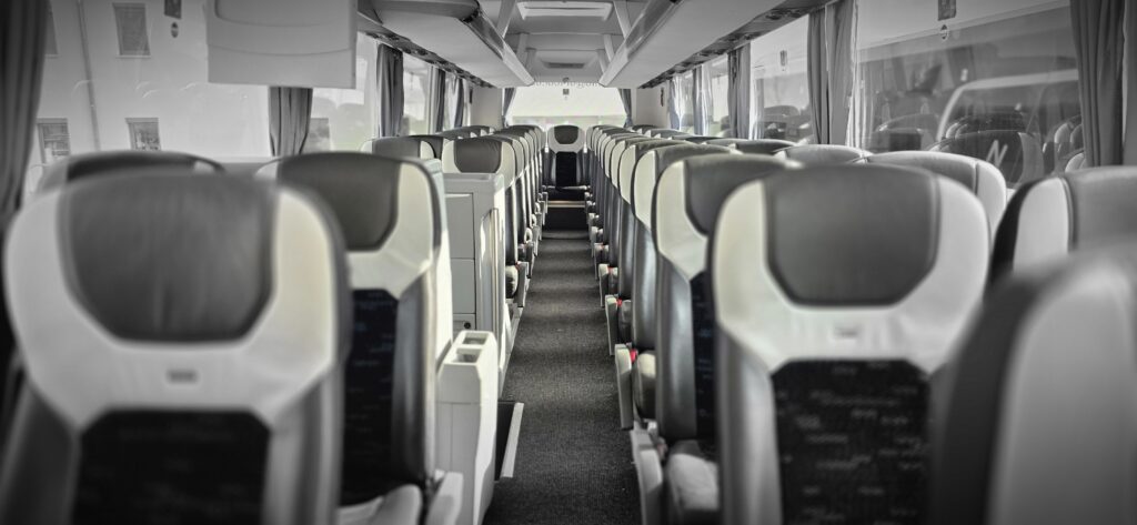 Innenraum eines komfortablen Reisebusses